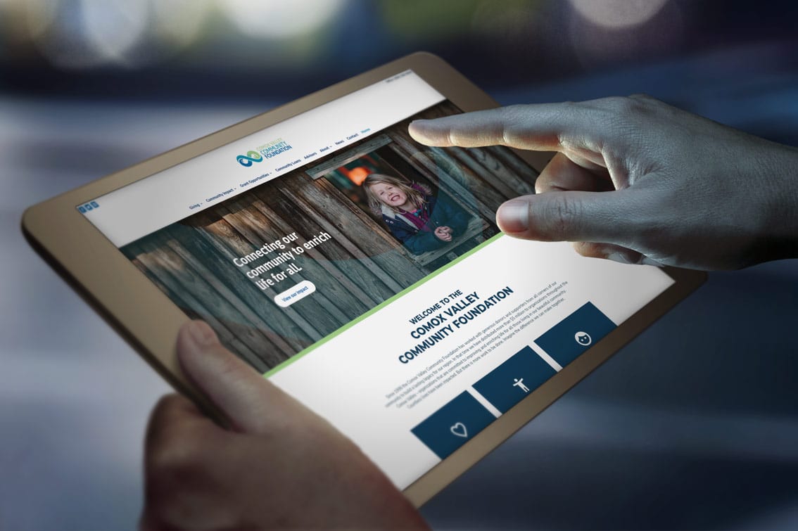 e-commerce-01.jpg Person using a tablet to view a website that HPX Media developed.